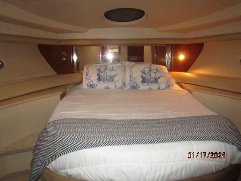 40' Meridian guest stateroom