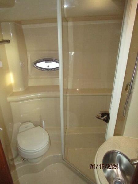 40' Meridian guest stateroom head