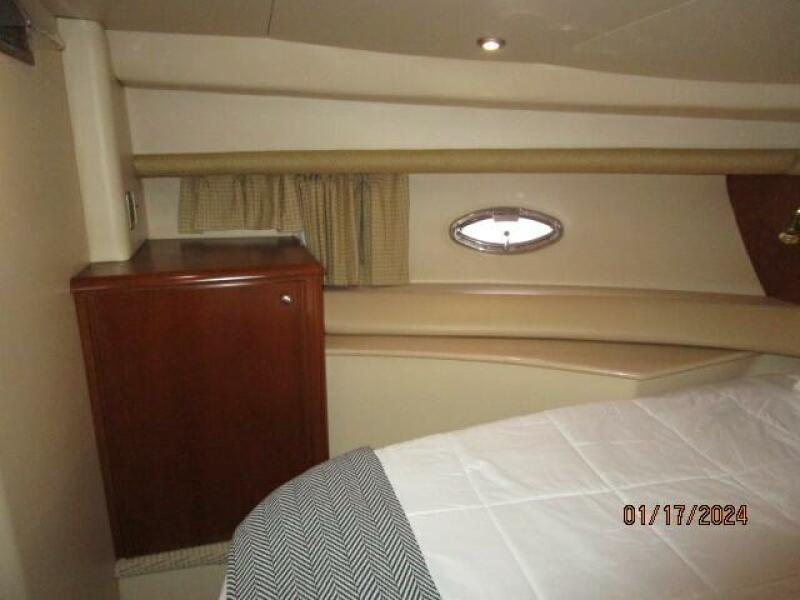 40' Meridian guest stateroom port