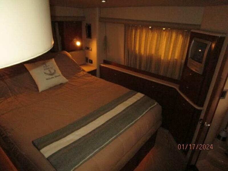 40' Meridian master stateroom