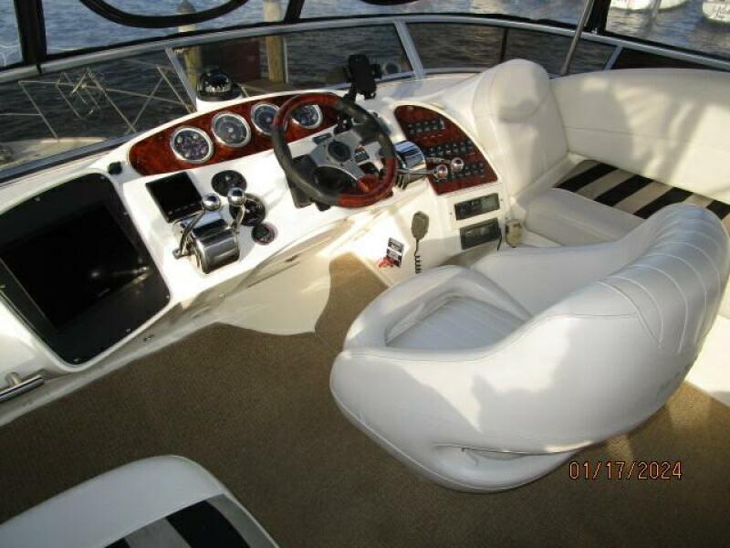 40' Meridian flybridge helm1