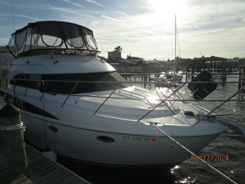 40' Meridian starboard forward profile