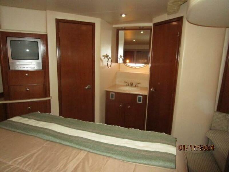 40' Meridian master stateroom port