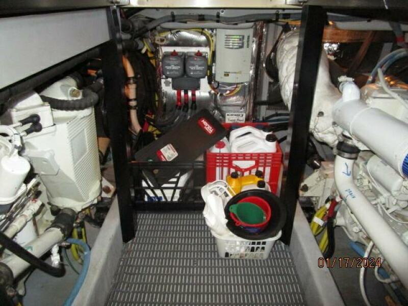 40' Meridian engine room forward