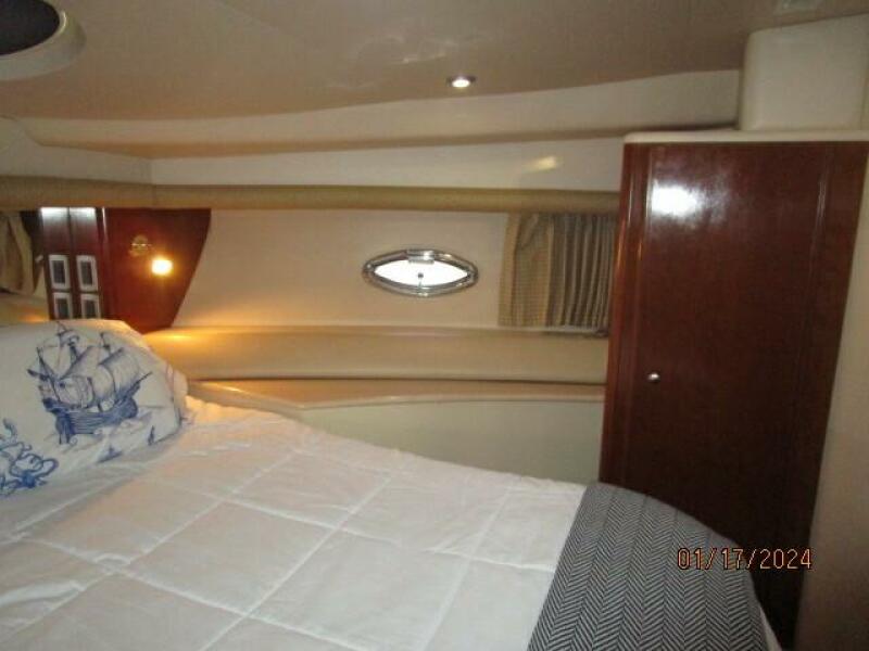 40' Meridian guest stateroom starboard