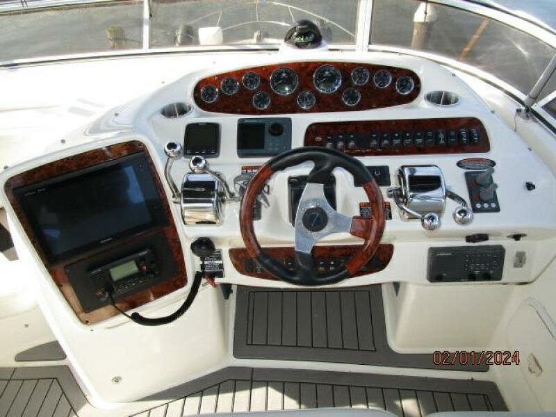 41' Meridian flybridge helm2