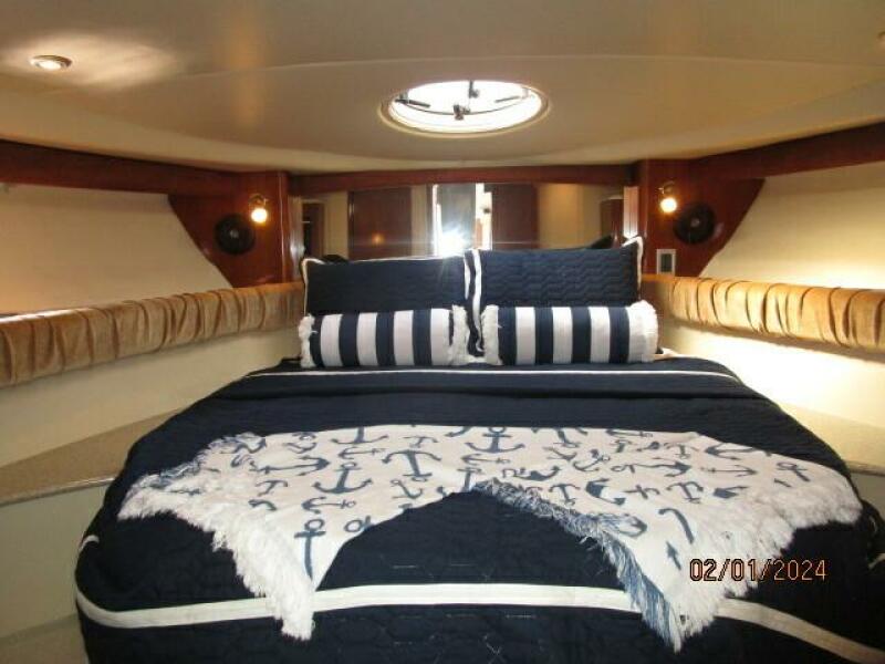 41' Meridian master stateroom