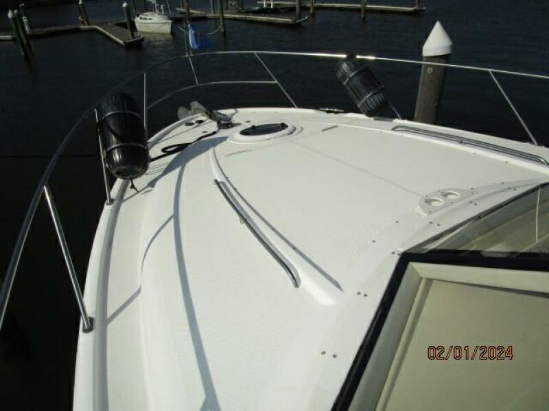 41' Meridian foredeck2