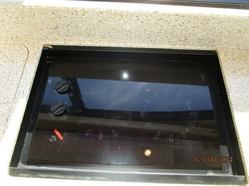 41' Meridian galley cooktop