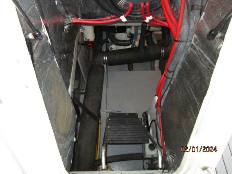 41' Meridian enginew room access2