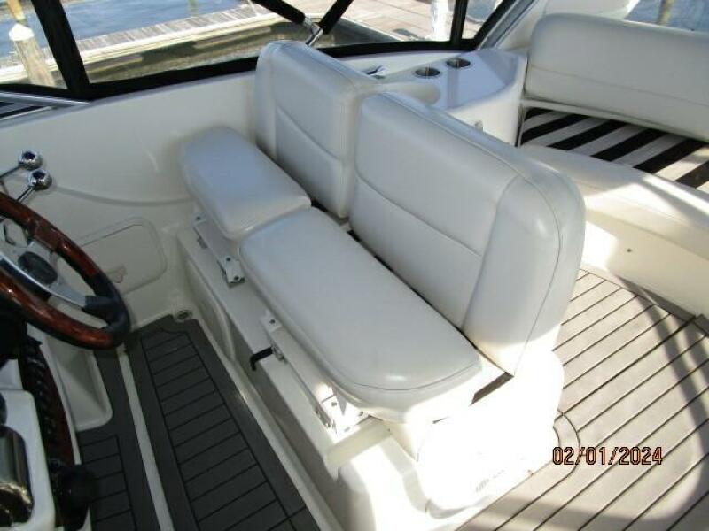 41' Meridian flybridge helm benchseat1