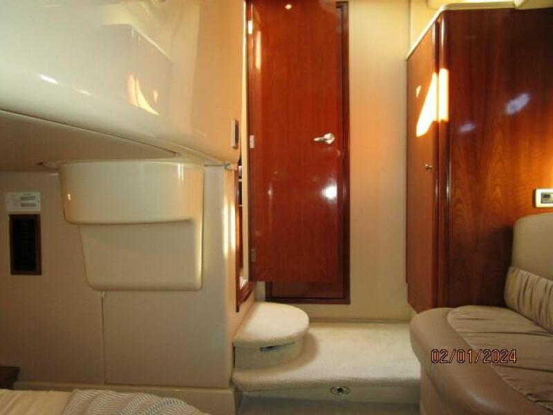 41' Meridian guest stateroom forward