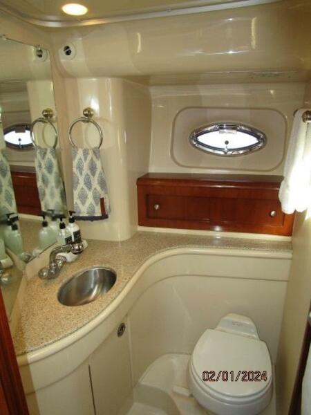 41' Meridian guest stateroom head