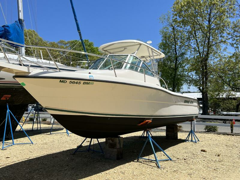 2002 Pursuit 2470