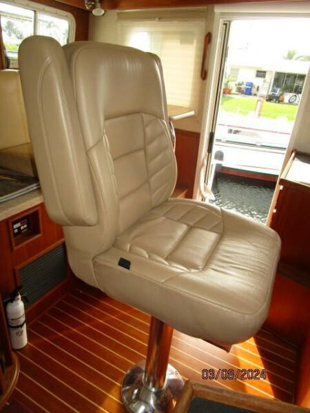 42' Nordic Tug pilthouse helmseat