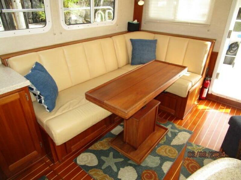 42' Nordic Tug salon starboard seating1