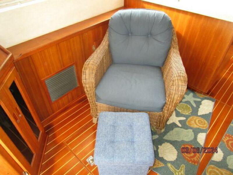 42' Nordic Tug salon port seating