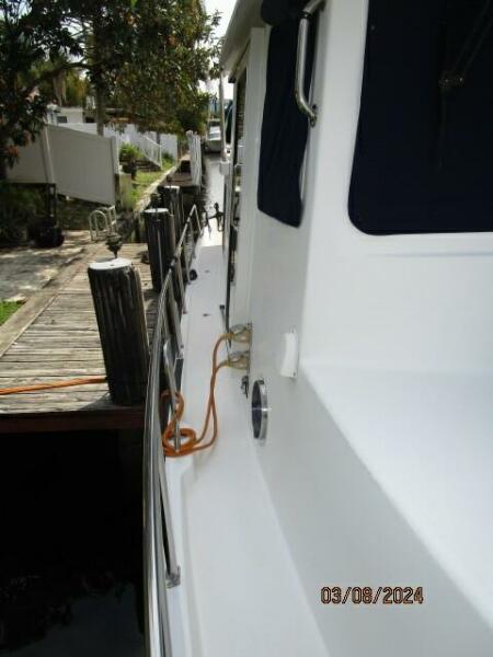 42' Nordic Tug starboard side deck2
