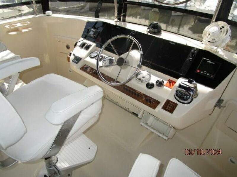 40' Mainship flybridge helm1