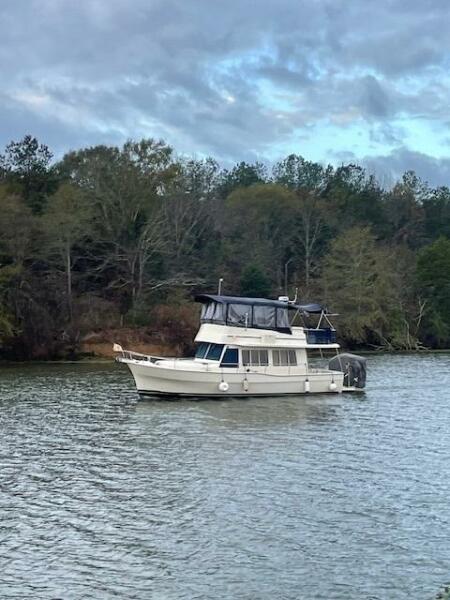 40' Mainship port forward profile