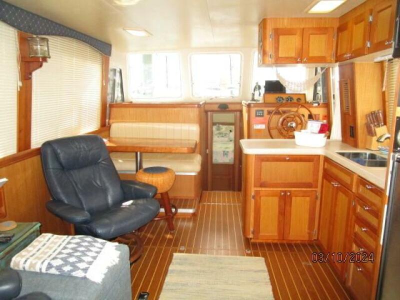 40' Mainship salon forward