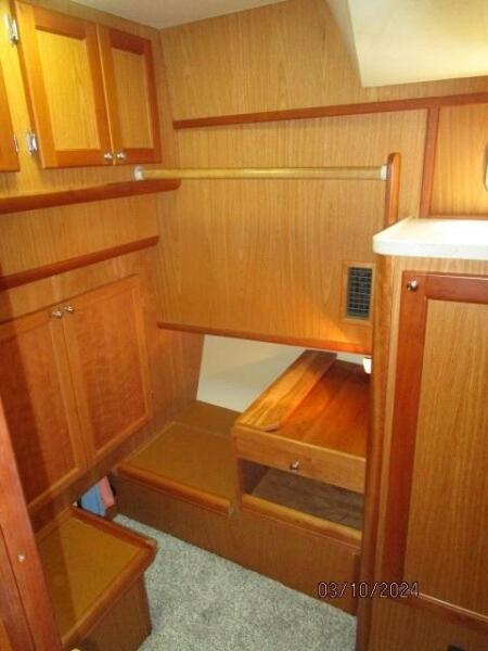 40' Mainship guest stateroom