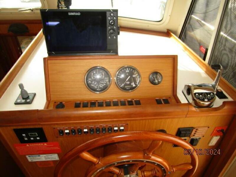 40' Mainship lower helm2