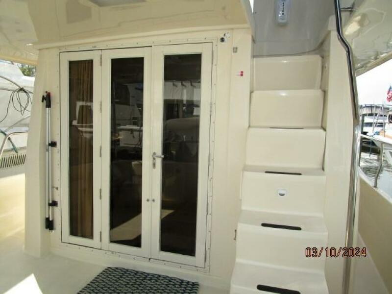 40' Mainship aftdeck forward