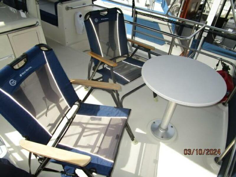 40' Mainship sundeck seating