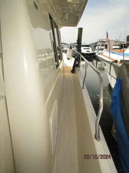 40' Mainship starbaord side deck2