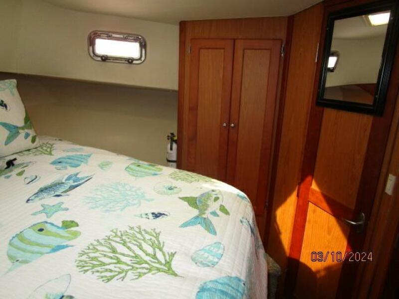 40' Mainship master stateroom starboard