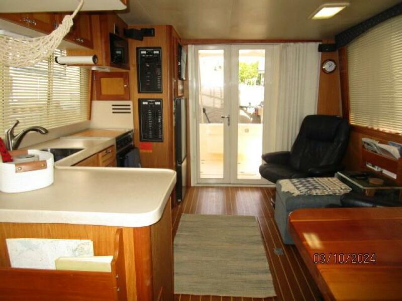 40' Mainship salon aft