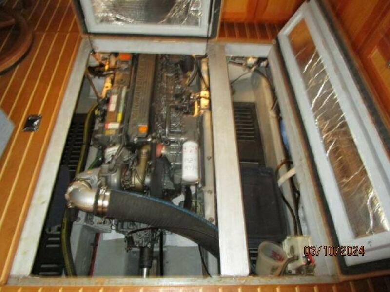 40' Mainship engine room access