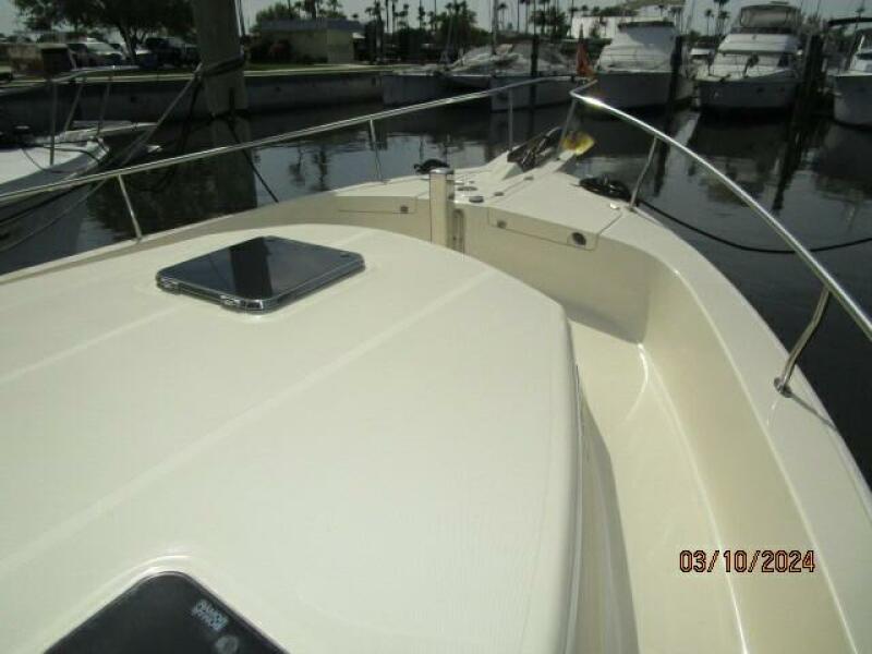 40' Mainship foredeck2