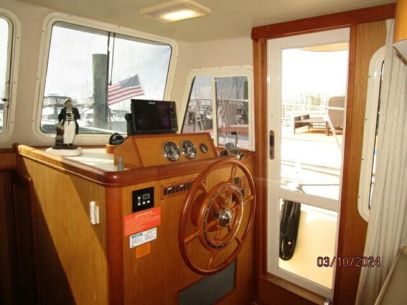 40' Mainship lower helm1
