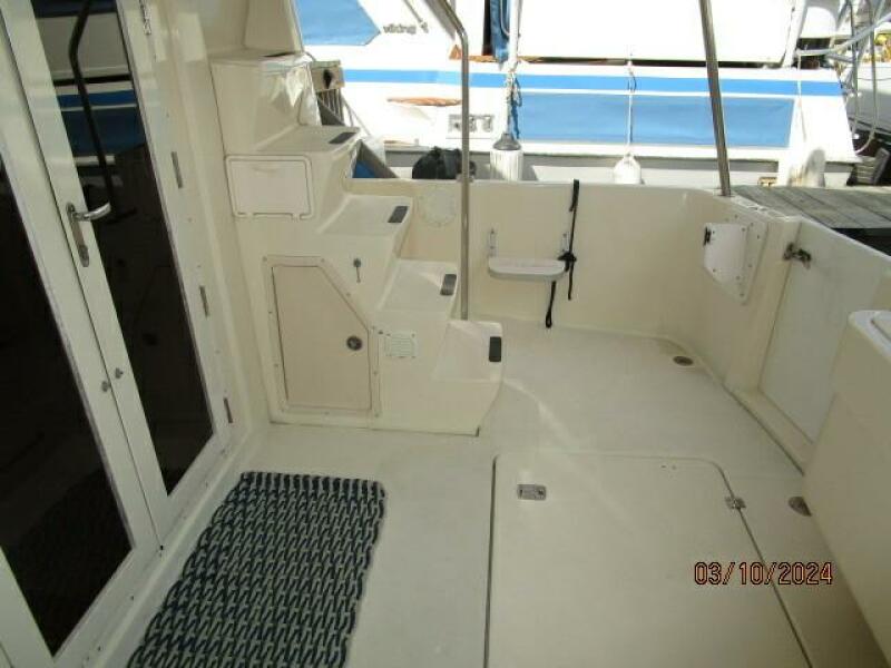 40' Mainship aftdeck starboard