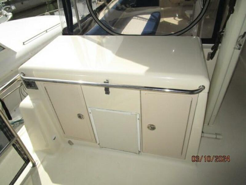 40' Mainship sundeck wetbar2
