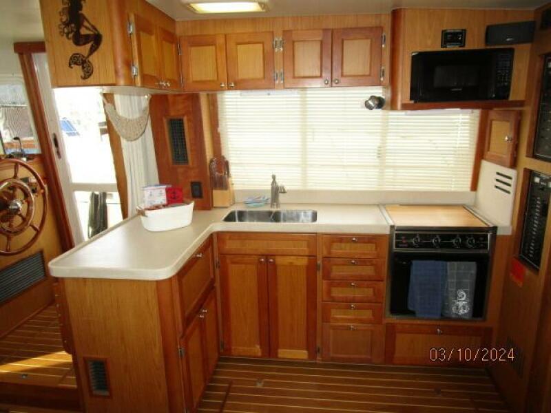 40' Mainshiip salon starboard