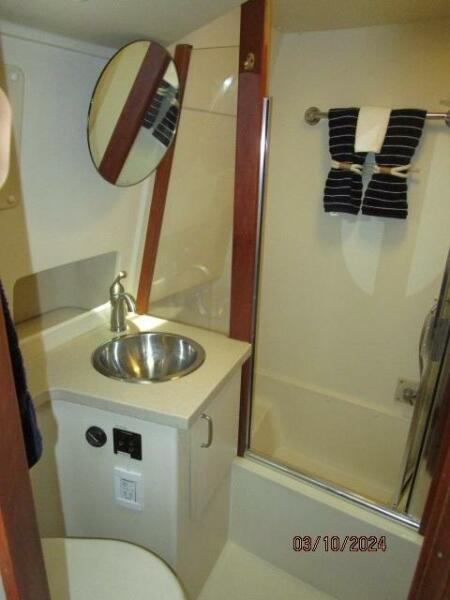 40' Mainship head