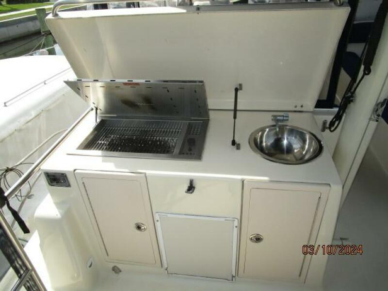 40' Mainship sundeck wetbar1