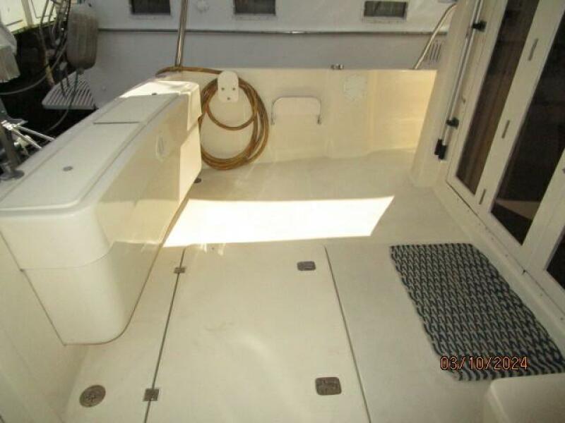 40' Mainship aftdeck port