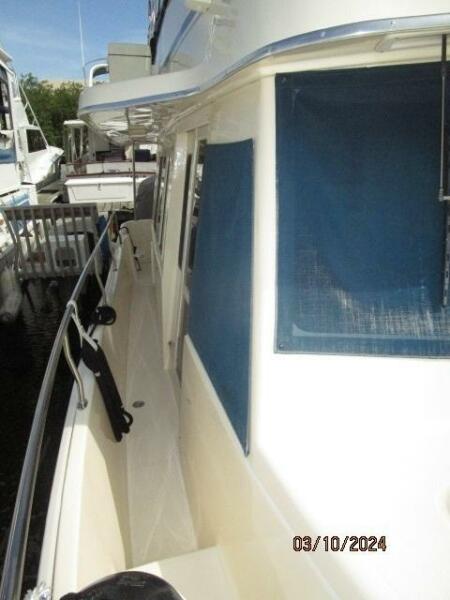 40' Mainship starboard side deck1