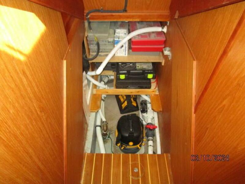 40' Mainship companionway storage
