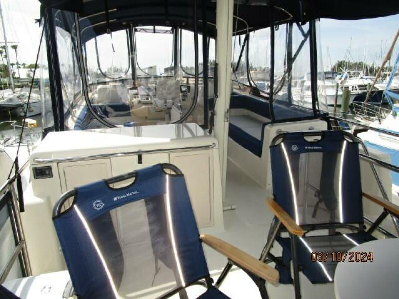 40' Mainship sundeck forward