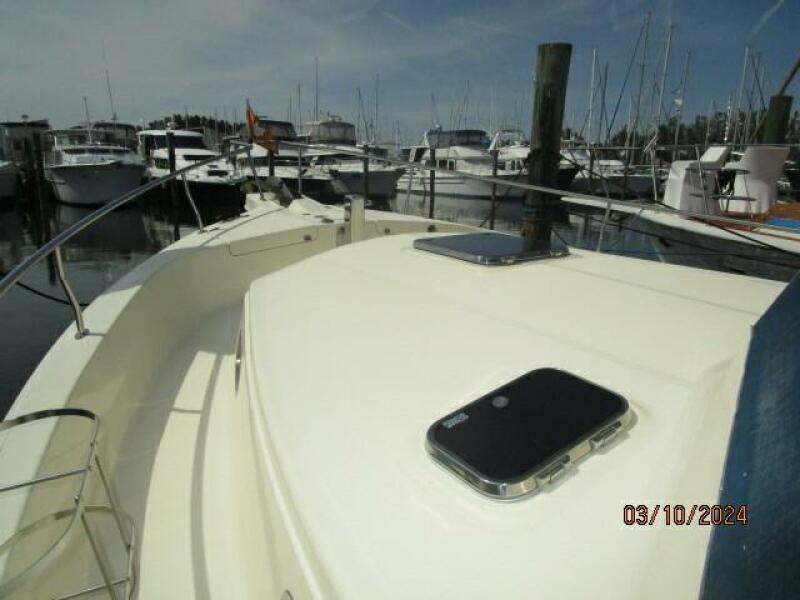 40' Mainship foredeck1