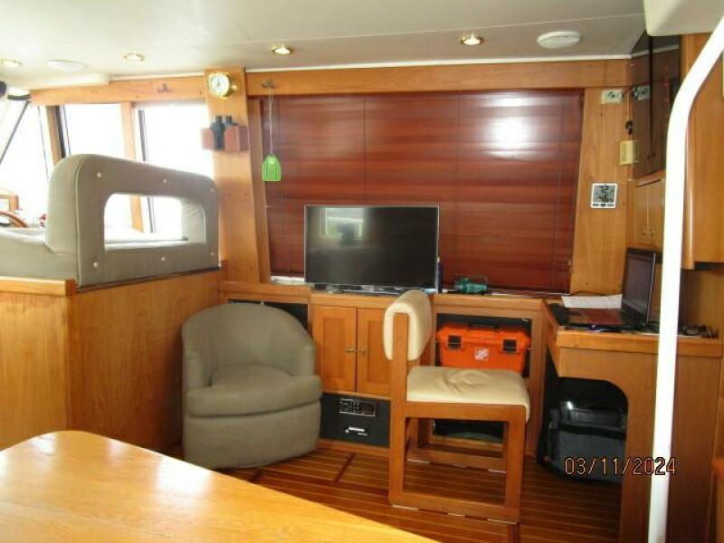 43' Mainship salon starboard