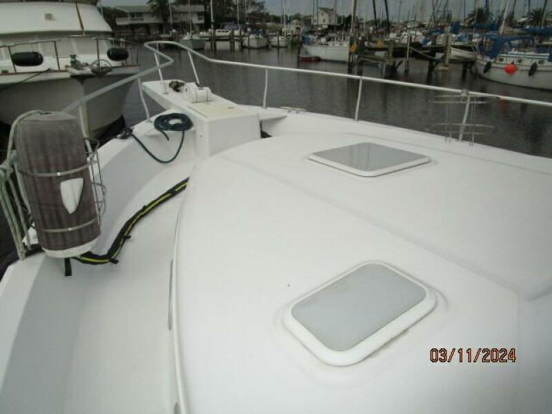 43' Mainship foredeck2