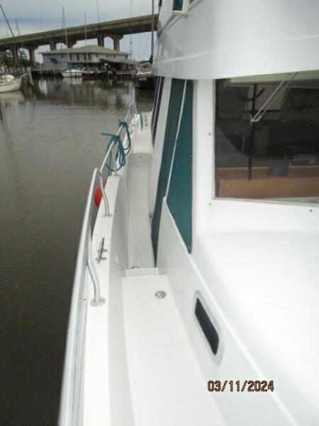 43' Mainship starboard side deck1