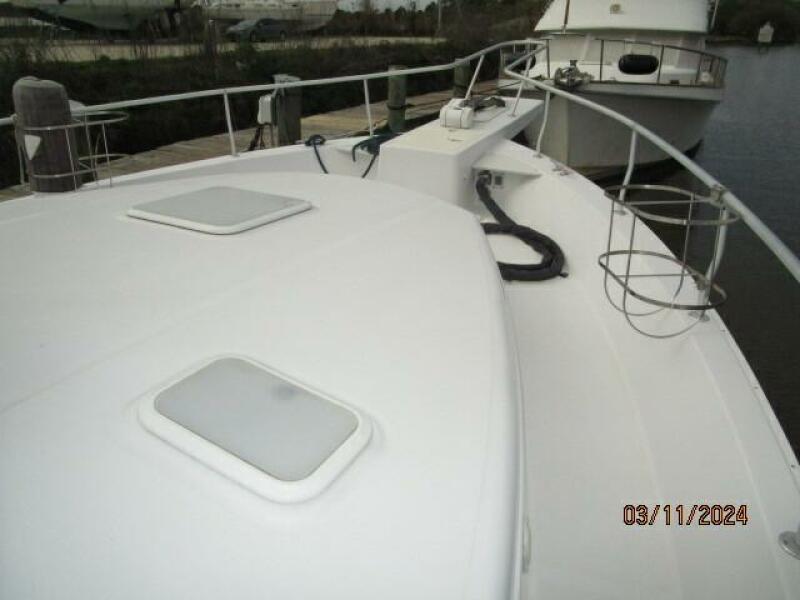 43' Mainship foredeck1