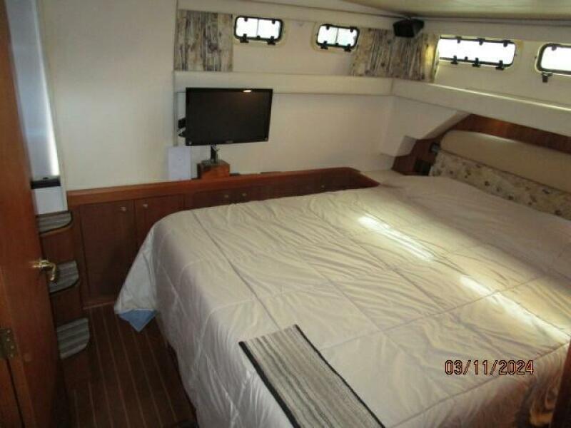 43' Mainship master stateroom
